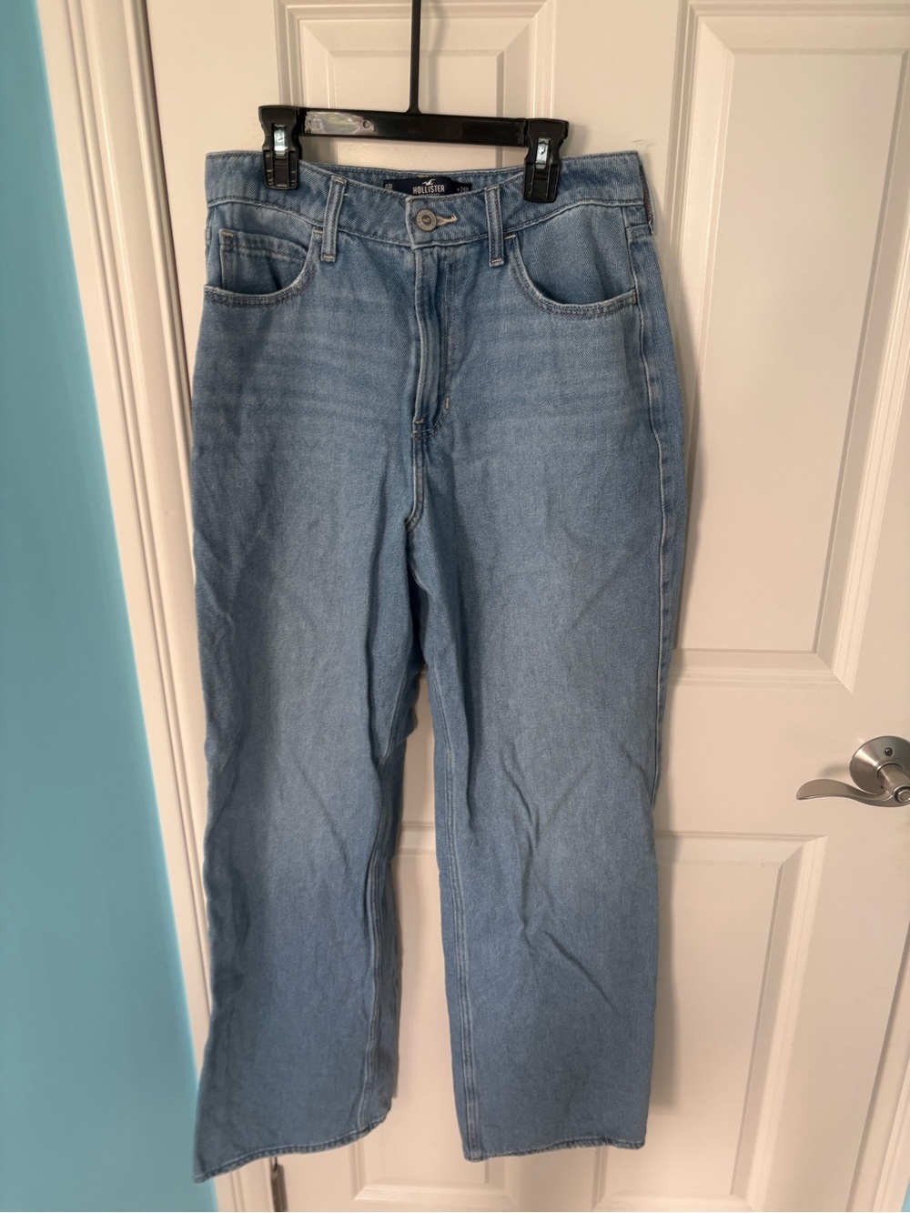 Hollister Men's Light Wash Relaxed Straight Jeans